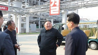 Ο σωσίας του Κιμ Γιονγκ Ουν και τα εγκαίνια στο εργοστάσιο