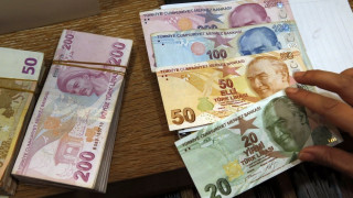 «Εκτοξεύτηκαν» ευρώ και δολάριο στην Τουρκία