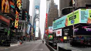 Νοσοκόμα φωτογραφίζεται γυμνή στην Times Square για τον κορωνοϊό