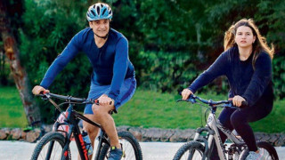 Ο Κυριάκος Μητσοτάκης χαλαρώνει κάνοντας ποδήλατο με τις κόρες του!