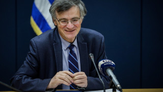 Η εντυπωσιακή βοηθός του Σωτήρη Τσιόδρα δε θυμίζει... λοιμωξιολόγο!