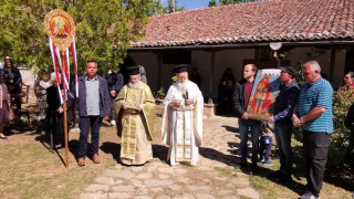 Κορωνοϊός: Δεκάδες κόσμου σε λιτανεία εικόνας στη Σιάτιστα Κοζάνης