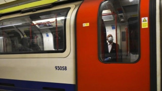 Πολίτης με κορωνοϊό έφτυσε υπάλληλο σιδηροδρομικού σταθμού που μολύνθηκε και πέθανε