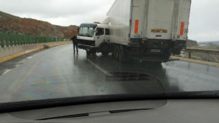 Δίπλωσε νταλίκα στο Δερβένι - Κλειστό το ρεύμα εξόδου από Θεσσαλονίκη