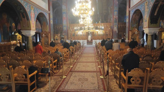 Άνοιξαν οι εκκλησίες με αποστάσεις και αντισηπτικά
