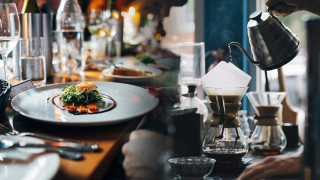 Οικονομία, η επόμενη ημέρα: Τι αλλάζει σε ΜΜΜ, καφέ και σινεμά