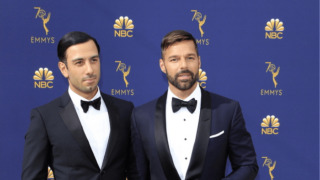 Ρίκι Μάρτιν: Το καυτό φιλί με τον σύζυγό του