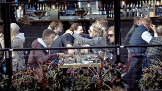 Γιατί η Σουηδία επιμένει στη χαλαρή προσέγγιση του κορωνοϊού
