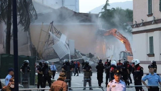 Ο Ράμα γκρέμισε το ιστορικό Εθνικό Θέατρο των Τιράνων
