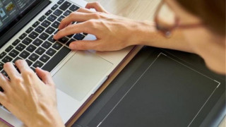 Μέσω προπληρωμένης κάρτας τα επιδόματα ΟΠΕΚΑ και ΔΥΠΑ έως το τέλος του έτους