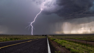 Κακοκαιρία: Νεκρή γυναίκα από κεραυνό στη Σκόπελο