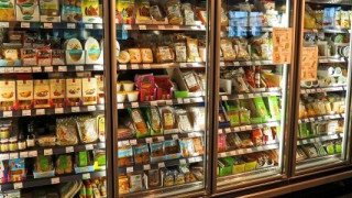 Βραζιλία: Πέθανε σε σουπερμάρκετ και τον κάλυψαν με ομπρέλες