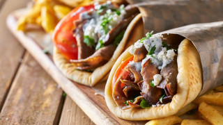 Τέλος τα πιτόγυρα, σουβλάκια με μαρούλι!