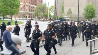 ΗΠΑ: Αστυνομικοί ρίχνουν ηλικιωμένο στο έδαφος και τον αφήνουν αιμόφυρτο