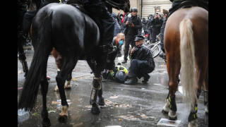 Λονδίνο: Άλογο σπέρνει τον τρόμο σε διαδήλωση για τον Τζορτζ Φλόιντ