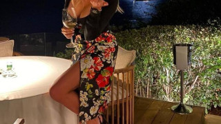 Μόνη στα σοκάκια της Μυκόνου η Σπυροπούλου