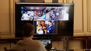 Έκτακτη τηλεδιάσκεψη Μητσοτάκη με Χαρδαλιά και Τσιόδρα