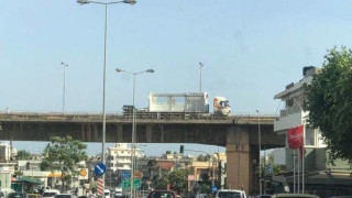 Τροχόσπιτο αιωρείται σε γέφυρα του Ηρακλείου!