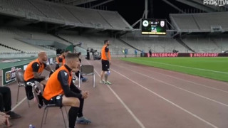 Ο Βιεϊρίνια έδινε όρθιος οδηγίες στο ντέρμπι με πάγο στο πόδι!