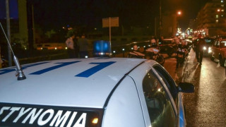 ﻿Θεσσαλονίκη, πριν λίγο: Κουκουλοφόροι επιτέθηκαν σε τράπεζα με βαριοπούλες