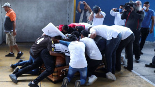 ΣΥΓΚΛΟΝΙΣΤΙΚΟ: Πήγαν το φέρετρο με τον 16χρονο στην αλάνα για το τελευταίο γκολ