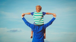 Η Google εύχεται στους πατεράδες όλου του κόσμου