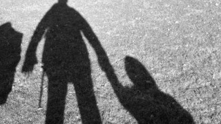 Σοκάρουν οι εικόνες αρπαγής κοριτσιού από παιδική χαρά (vid)