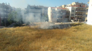 Φωτιά σε κατοικημένη περιοχή στην Καλαμαριά