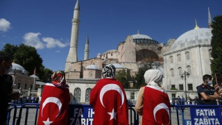 Ο Ερντογάν «έντυσε» με... κιτς χαλιά την Αγία Σοφία