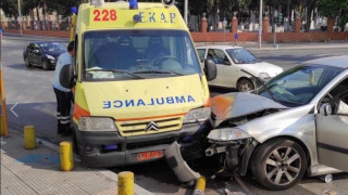 Θεσσαλονίκη: ΙΧ συγκρούστηκε με ασθενοφόρο του ΕΚΑΒ