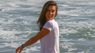 Παίζει τόπλες με το νερό η Αλεσάντρα Αμπρόζιο