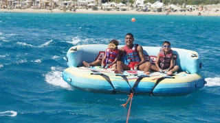 Λέο Μάτος: Θαλάσσια σπορ, παιχνίδια με τα παιδιά του και καλό φαγητό