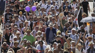 «Δεν υπάρχει ιός, εμείς είμαστε το δεύτερο κύμα», φώναξαν διαδηλωτές στο Βερολίνο