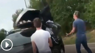 Οικογένεια Βρετανών βρήκε μετανάστες στην οροφή του αυτοκινήτου!