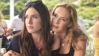 Η Εβελίνα Παπούλια και η κούκλα κόρη της ξαναφέρνουν τον καύσωνα