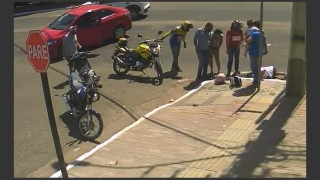 Απίστευτο τροχαίο: ΙΧ χτύπησε τη μηχανή της, έπεσε και την «κατάπιε» φρεάτιο