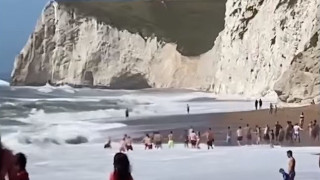 Ανθρώπινη αλυσίδα σώζει άνδρα από τεράστια κύματα