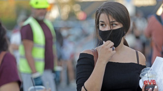 Ιταλός καθηγητής προτείνει μάσκες στην παραλία!