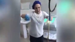 ΣΟΚ: Γιατροί έβγαλαν φίδι σχεδόν 1,5 μέτρο από τον λαιμό μιας γυναίκας (vid)