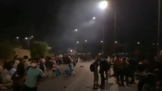 Η αστυνομία «πνίγει» με χημικά γυναίκες και παιδιά στη Μόρια