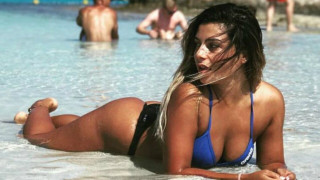 Μας «φυλάκισε» στο κόκκινο μπικίνι η Ελευθερία