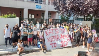 Χαμός στην Καλαμαριά: Ένταση και σπρωξιές έξω από το 10ο γυμνάσιο!