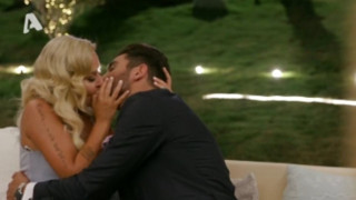 The Bachelor: Βάζει φωτιά το παθιασμένο φιλί της Έλενας με τον Παναγιώτη!