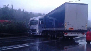 Δίπλωσε νταλίκα στο Δερβένι