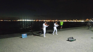 Οι βιολιτζήδες με τα άσπρα πουκάμισα στη Νέα Παράλια