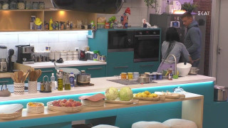 Big Brother: Πειράγματα, ρίψεις γυναικών στην πισίνα και αλεύρωμα