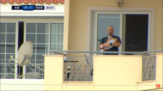 Απίστευτο: Μπαμπάς ταΐζοντας το μωρό με... μπιμπερό έβλεπε ΑΕΚ-ΠΑΟΚ!