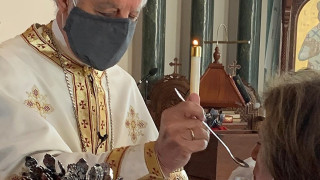 Ο π. Αλέξανδρος Καρλούτσος για την χρήση πολλαπλών λαβίδων στην Θεία Κοινωνία