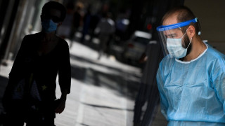Σαρηγιάννης: Μην κάψετε ξύλα στο τζάκι φέτος - 2.000 κρούσματα τον Δεκέμβριο