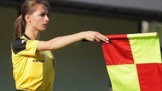 Διαιτητής ΠΑΟΚ-Αϊντχόφεν: Η καλλονή σύζυγός του κρατάει σημαία και τρελαίνει!